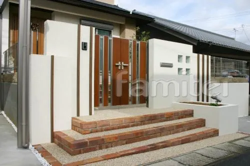 かつらぎ町のセミクローズ外構　カーポート　テラス屋根　手すりUD