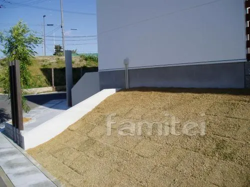 板塀で目隠しフェンス　和泉市のオープン外構　タイルデッキ　ベランダ屋根