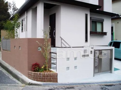 堺市のセミクローズ外構　目隠しフェンス　ガラスブック門柱　