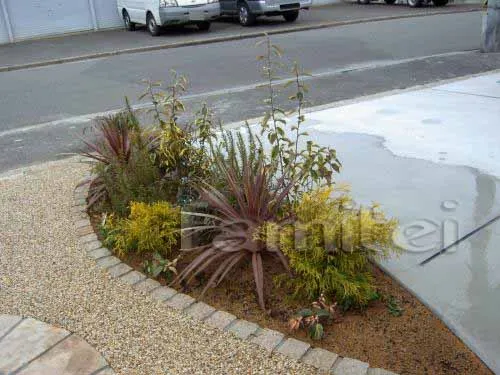 和歌山市の植栽工事　植込　アプローチ花壇