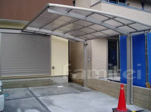 箕面市のオープン・シンプルモダン外構　目隠しフェンス　カーポート