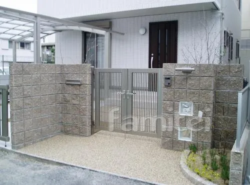 吹田市の新築クローズ外構　化粧ブロック門柱：シャモティ