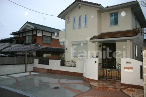 川西市の南欧風・セミクローズ外構 ベランダ屋根 レギュラーテラス1F カーポート