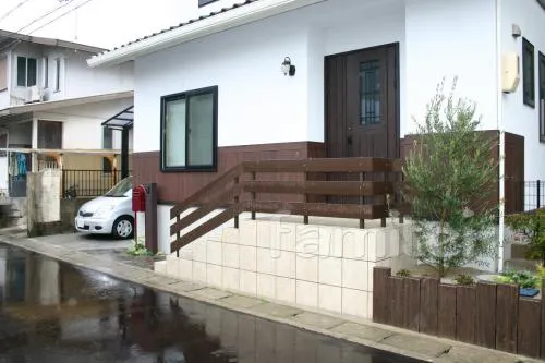 亀岡市のオープン外構　UD手すり　機能門柱　タイルステップ