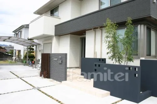 和歌山市のモノトーンオープン外構　門まわり　角柱　タイルデッキ