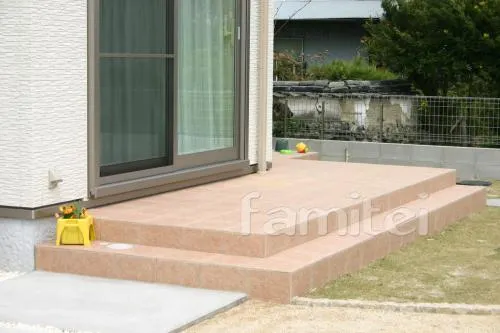 和歌山市のモノトーンオープン外構　門まわり　角柱　タイルデッキ