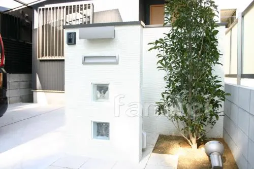 大阪市のオープン外構　ベランダ屋根　目隠し　ガラスブロック門柱