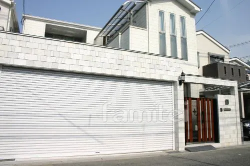 大阪市のラグジュアリー外構　タイルデッキ　ベランダ屋根　目隠しフェンス