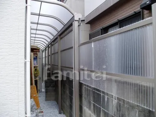 堺市の洋風外構　床　乱形石貼　カーポート　テラス屋根１階　ガラスブロック塀