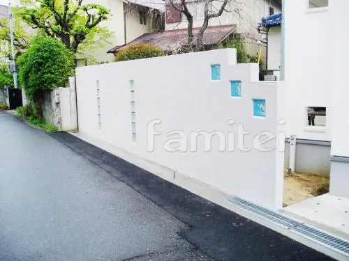 池田市のシンプルモダン門柱のオープン外構　シンボルツリー　シマトネリコ　ガラスブロック塀　