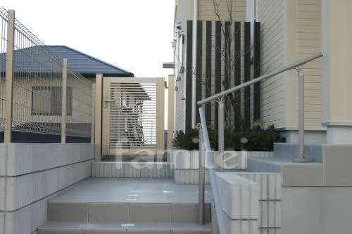 三郷町の新築オープン外構　高台　UD手すり　カーポート　ベランダ屋根