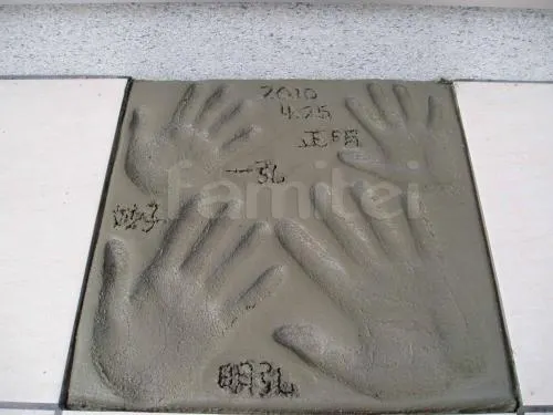 枚方市のオープン外構　擬似枕木　フェンス　記念手形　タイルデッキ・ステップ