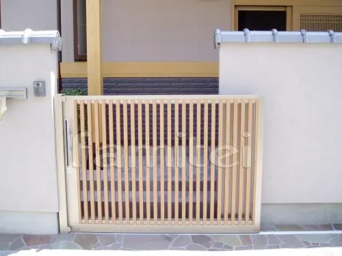 松原市の和風外構　引戸門扉　テラス屋根