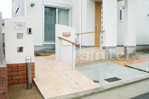 西宮市のオープン外構　ＵＤスロープ・手すり　ガラス表札　目隠しフェンス