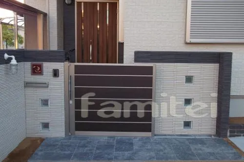 和泉市の新築外構　ガラスブロック門柱　TOEXスライド門扉　カーポート　ベランダ屋根　タイルデッキ