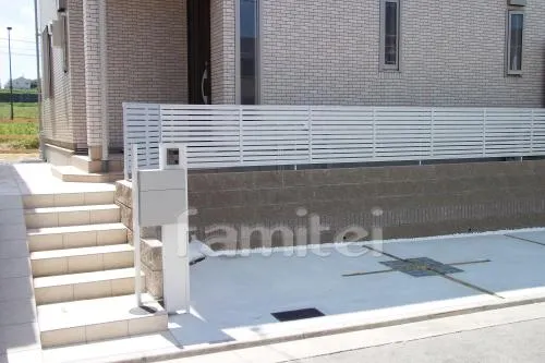 京田辺市のオープン外構 シンボルツリー:シマトネリコ タイルデッキ