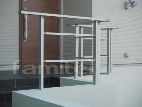 草津市の新築外構　アプローチ タイル貼り　RC仕上げ　門柱　手すり