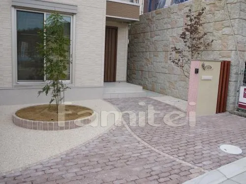 茨木市　オープン外構　タイルデッキ　シンボルツリー：ホンコンエンシス　境界フェンス