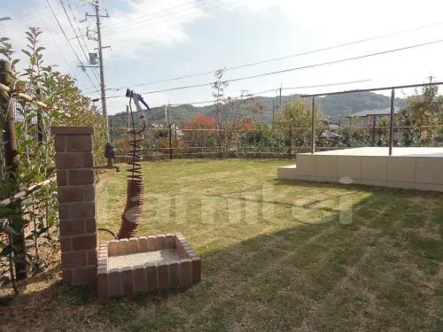 川西市　オープン外構　タイルデッキ　シンボルツリー