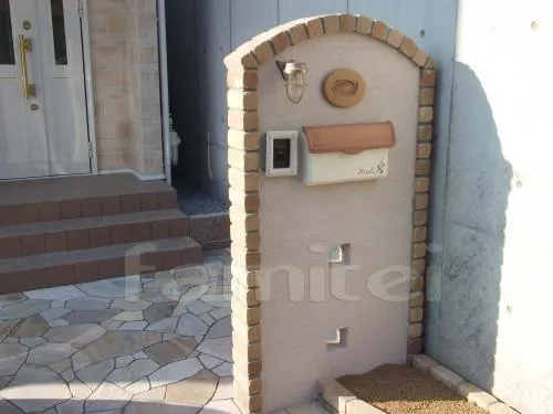 豊中市　オープン外構　レンガ　鋳物フェンス　南欧風門柱　防犯砂利