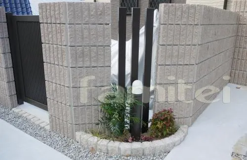 東大阪市　セミクローズ外構　生垣　化粧ブロック塀　テラス屋根　アプローチ洗出し