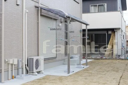 四条畷市　高台クローズ外構　レンガ門柱　カーポート　跳ね上げ門扉　レンガ