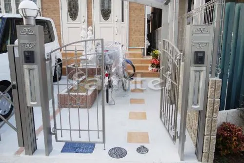 尼崎市　２世帯クローズ外構　門まわり　ベランダ屋根２階　門扉　サイクルポート　