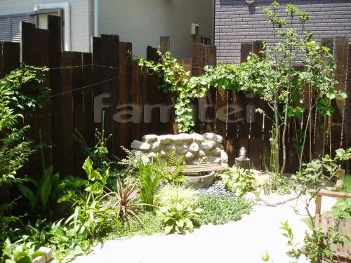 堺市　洋風　坪庭　芝生　枕木アプローチ