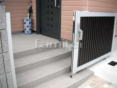 高槻市　セミクローズ外構　引き戸門扉　車庫ポール