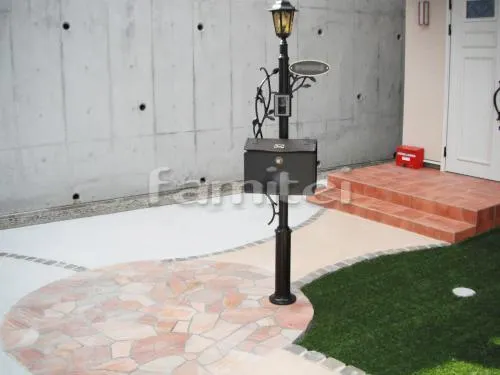 西宮市　アプローチ 乱形石サークル　人工芝