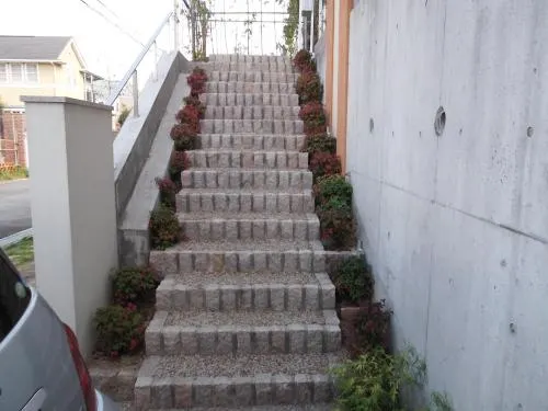 豊中市　階段リフォーム　車庫コンクリート仕上　アプローチタイル貼　木製調アルミ角材