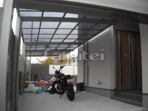 豊中市　電動シャッター　カーポート　アーキフィット縦２台　目隠しフェンス　塩ビ竹柵　和風坪庭