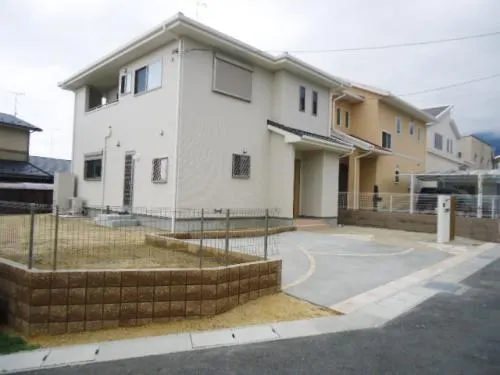 大津市　シンプル洋風外構　アプローチ 乱形石 樹脂洗い出し