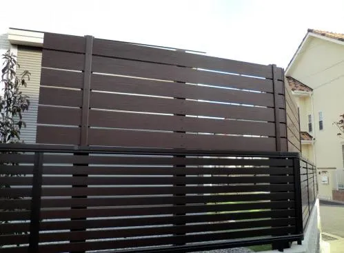 橿原市　人工芝　目隠しフェンス アルファーウッドフェンス