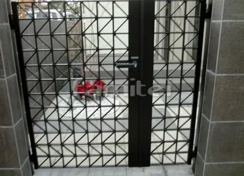 京都市　新築クローズ外構　モダン門柱　スポットライトAUE