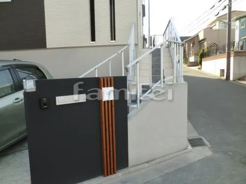 木津川市　新築オープン外構 高台　モダンブロック門柱 ライトブラウン格子材