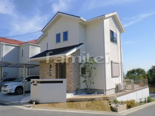 宝塚市 リフォーム外構工事 玄関 お庭 通路スロープ 洗い出し ピンコロ石 花壇 白玉砂利敷き 植栽 下草 低木 片開き門扉 床洗い出し仕上げ レンガ花壇 芝生張り 植栽照明 ウッドデッキ カーブ曲線デザイン 立水栓 蛇口2個 犬走り 擁壁(ようへき)