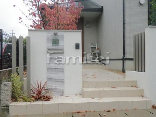 香芝市 外構工事 ホワイト門柱 タイル貼り ポイント植栽 ベニドラ 玄関アプローチ階段 床タイル貼り アイコットリョーワ マディソン300角 ガラスブロック目隠し塗り壁 花壇 デザインアルミ角柱 フル木製調テラス屋根(パーゴラ風) 目隠しフェンス塀