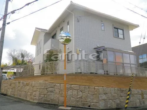 西宮市 外構工事 玄関まわり 床石貼り 乱形石 アルビノ 洋風門柱 壁タイル貼り 表札灯ライト照明 表札 郵便受けポスト 玄関鋳物門扉 玄関アプローチ階段 ピンコロ石囲い花壇 植栽 自転車バイク屋根 伸縮門扉 境界フェンス塀 駐車場ガレージ カーポート 外まわり 芝生張り 姫高麗芝 洗濯干し場 テラス屋根 お庭タイルデッキ 防犯ライト照明