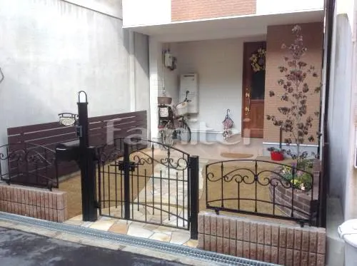 大阪市住吉区 外構工事 機能門柱 支給品取付 玄関門扉 LIXIL コラゾン3型 境界フェンス塀 玄関アプローチ 床石貼り 乱形石 芝生張り 姫高麗芝 玄関ポーチ 床タイル貼り 自転車置き場 土間コンクリート レンガ積み花壇 ユニソン ネストブリック シンボルツリー ハナミズキ(白) 落葉樹 木製調目隠しフェンス塀 ナチュラルウッド プランパーツ