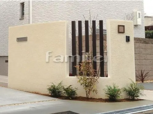 堺市西区 外構工事 門柱 塗り壁 木製調デザインアルミ角柱 植栽下草 シンボルツリー ガーデンライト照明 玄関アプローチ 床タイル貼り カーポート 目隠し化粧ブロック塀 駐車場ガレージ 土間コンクリート グレーチング 電動跳ね上げ式門扉 お庭タイルデッキ 芝生張り 犬走り 防犯砂利敷き 勝手口門扉