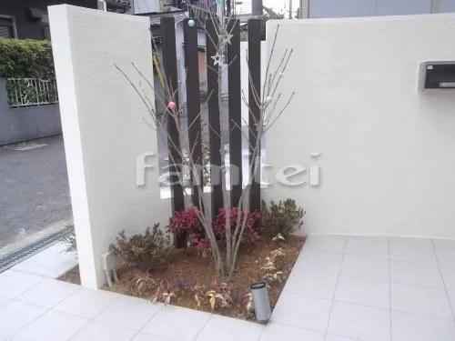 堺市西区 外構工事 門柱 塗り壁 木製調デザインアルミ角柱 植栽下草 シンボルツリー ガーデンライト照明 玄関アプローチ 床タイル貼り カーポート 目隠し化粧ブロック塀 駐車場ガレージ 土間コンクリート グレーチング 電動跳ね上げ式門扉 お庭タイルデッキ 芝生張り 犬走り 防犯砂利敷き 勝手口門扉