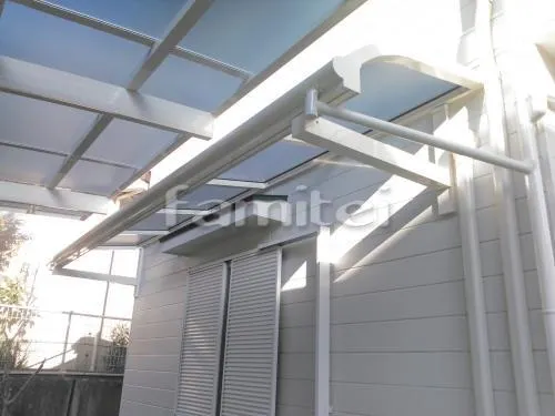 宇治市 エクステリア工事 カーポート YKKAP レイナポートグラン 縦1.5台用(1台+延長 縦連棟) Ｒ型アール屋根 柱なし雨除け屋根 YKKAPヴェクター(ベクター)テラス屋根 1階用 Ｒ型アール屋根 柱なし勝手口屋根