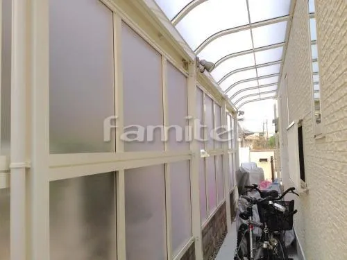 堺市東区 エクステリア工事 自転車バイク屋根 レギュラーテラス屋根 1階用 Ｒ型アール屋根 目隠しパネル(側面 サイド) 自転車バイク置場 目板カバー付き 犬走り 防犯ライト照明 TAKASHOタカショー セキュリティーガーデンライト1灯型 自転車バイク置き場 土間コンクリート バラス砕石目地