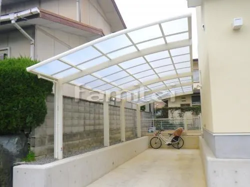 和泉市 外構工事 玄関アプローチ階段 洋風門柱 塗り壁 玄関ポーチ 床石貼り 表札灯ライト照明 郵便受けポスト 鋳物玄関門扉 玄関階段手すり 目隠しデザイン塗り壁 スリット加工 カーポート 境界フェンス塀 化粧ブロック 勝手口門扉 洗濯干し屋根 タイルデッキ 立水栓 洗い場 目隠しフェンス塀