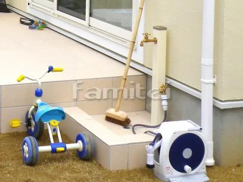 和泉市 外構工事 玄関アプローチ階段 洋風門柱 塗り壁 玄関ポーチ 床石貼り 表札灯ライト照明 郵便受けポスト 鋳物玄関門扉 玄関階段手すり 目隠しデザイン塗り壁 スリット加工 カーポート 境界フェンス塀 化粧ブロック 勝手口門扉 洗濯干し屋根 タイルデッキ 立水栓 洗い場 目隠しフェンス塀