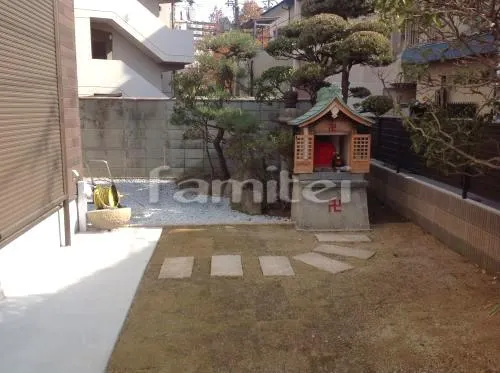 大阪市淀川区 外構工事 化粧ブロック門柱 玄関アプローチ階段 床石貼り 玄関門扉 門柱灯エントランスライト照明 郵便受けポスト 自転車バイク屋根 目隠し化粧ブロック塀 目隠しフェンス塀 化粧ブロック 床石貼りステップ 板石敷き バーナー仕上げ 芝生張り