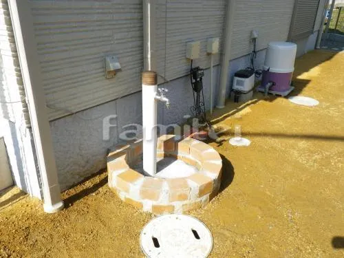 和歌山市 外構工事 玄関アプローチ モダン門柱 塗り壁 レンガ積み花壇 郵便受けポスト 木製調デザインアルミ角柱 木目調ウォール 植栽 ガーデンライト照明 玄関サークルポーチ タイルデッキ カーポート 境界フェンス塀 化粧砂利目地 塗り壁(袖壁) 木製調目隠しフェンス塀 立水栓 洗い場 雨除け屋根 鳥居柱加工