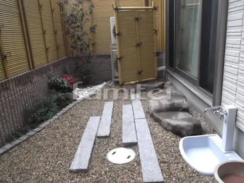 大阪市阿倍野区 リフォーム庭園工事 床石敷き 和風砂利敷き ピンコロ囲い花壇 シンボルツリー エアコン室外機隠し 人工竹垣 ピンコロ石ステップ シンボルツリー 和風目隠し人工竹垣