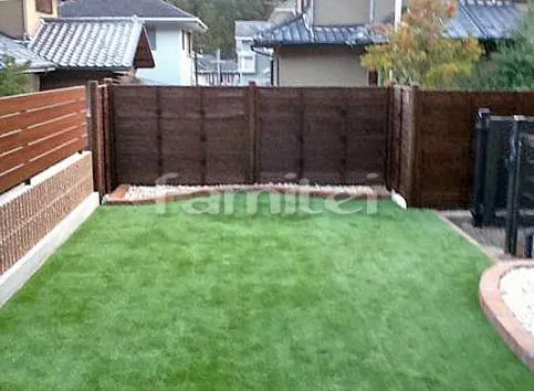 橋本市 お庭リフォーム工事 本物そっくり人工芝 木製調目隠しフェンス塀 床石貼り 化粧ブロック花壇 レンガ花壇 化粧砂利 白玉石敷き 勝手口門扉 境界フェンス塀